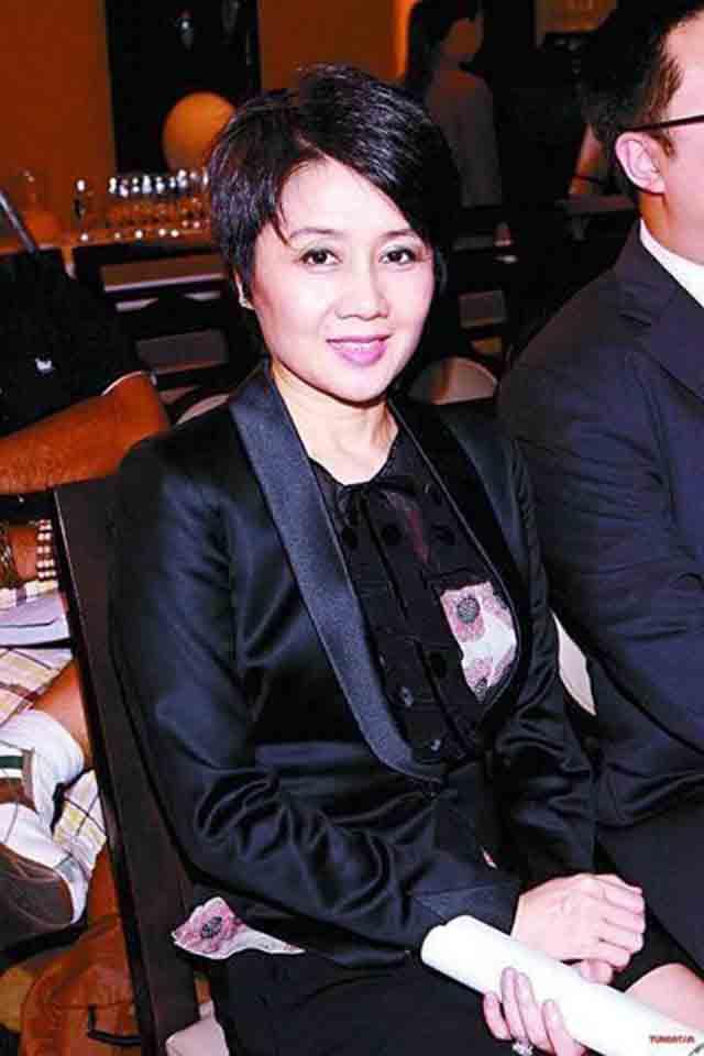 相差40岁“爷孙恋”?26岁做四太,60岁千亿家产居于幕后,是真爱？