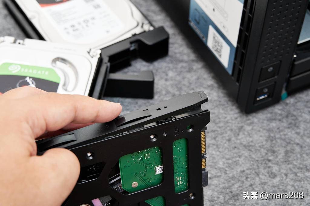 威联通qnapts-231测评,qnap威联通双万兆nasts532x拆解