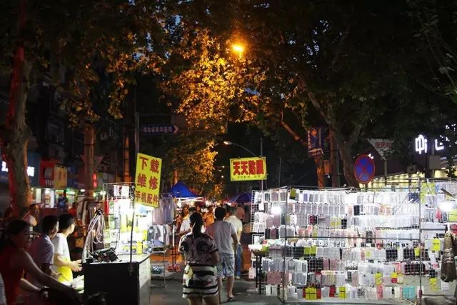 武汉步行街摆地摊,在武汉摆地摊的老乡们