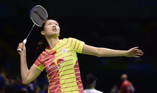 打好后场高球注意事项,对付高远球的正确方法