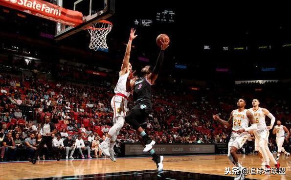 队魂！梦幻脚步+神龙摆尾+钉板大帽，韦德第一时间安慰他错失绝杀