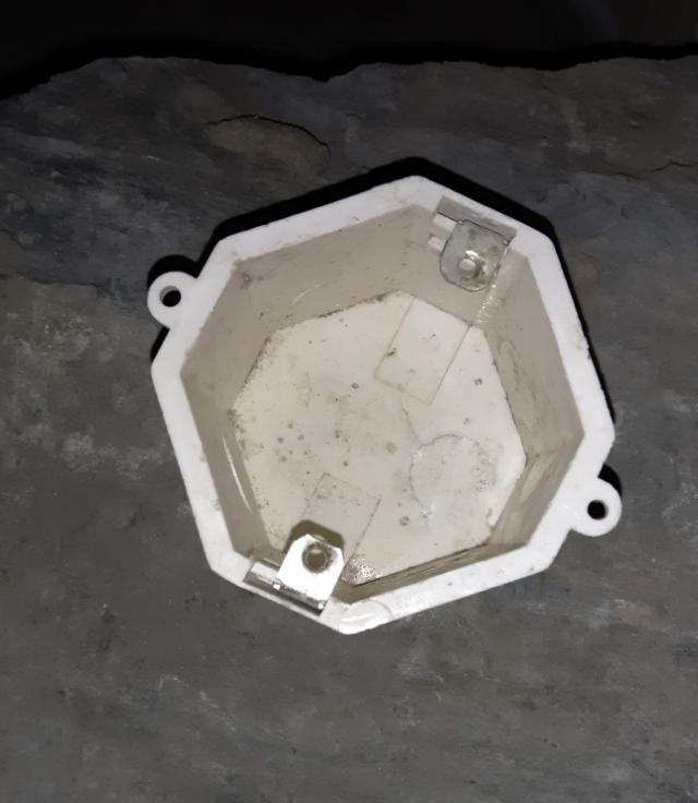 水电师傅装盒子,水电施工墙壁装线