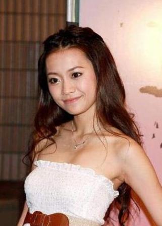 被豪门抛弃：昔日的22岁嫩模为取悦丈夫吃*肥药减**竟瘦成“纸片人”