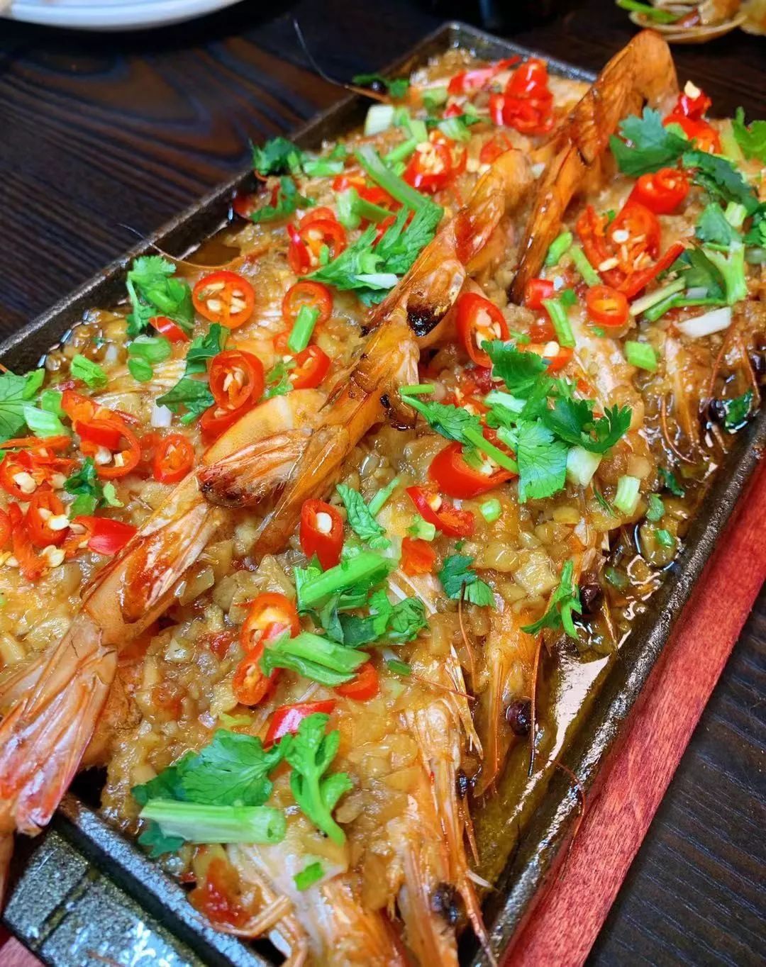 长春这家音乐串吧大块肉按斤称，崂山一元一瓶，青岛喝一箱送一箱