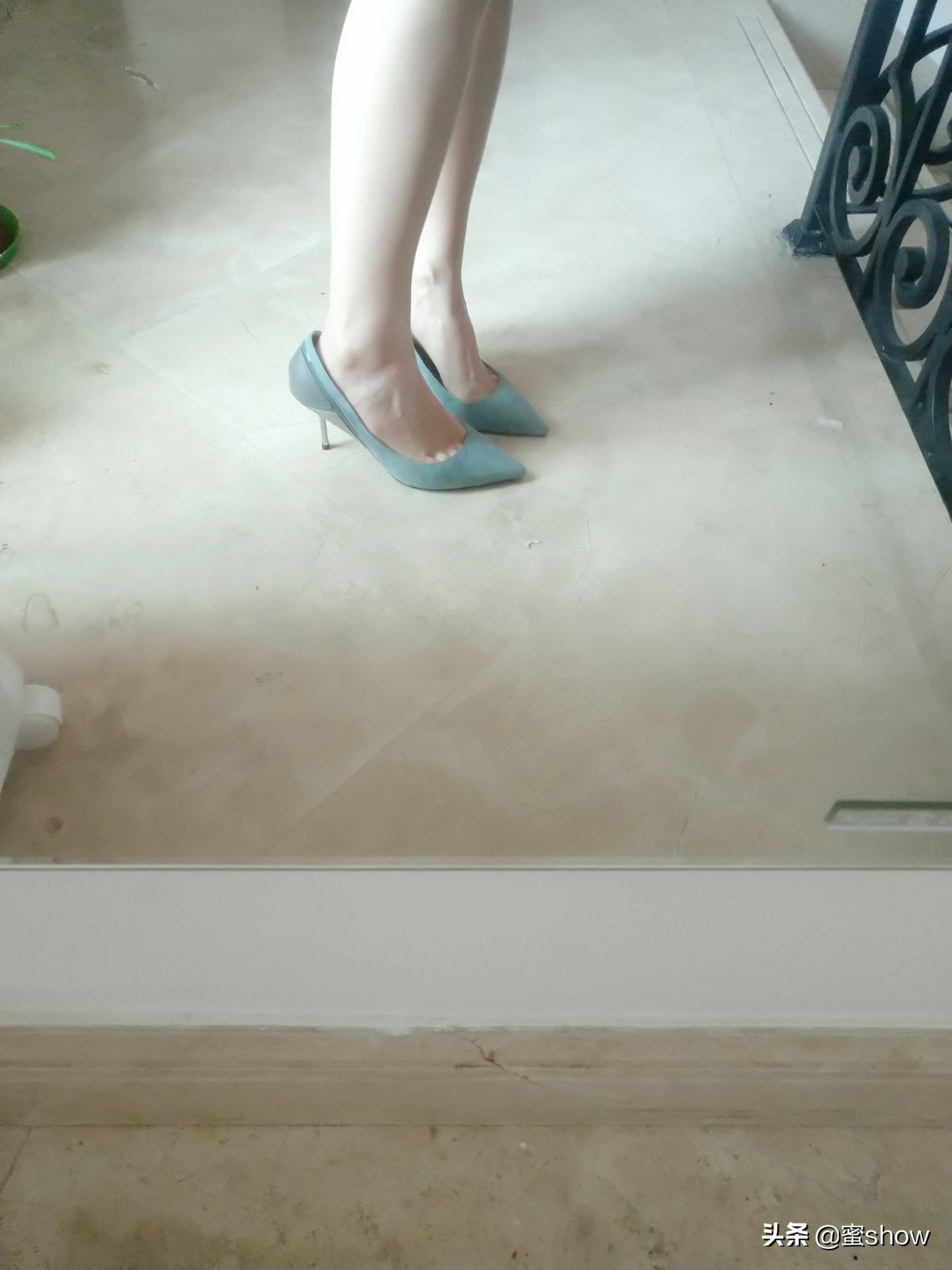 如何挑选高跟鞋才不挤脚,什么牌子的高跟鞋穿着舒服不磨脚