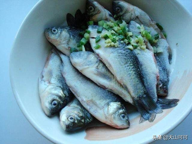 腌鱼的葱蒜需要洗掉吗,腌鱼的葱姜要拿掉再蒸吗