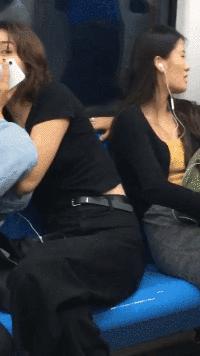 搞笑gif目光全在腿上了,爆笑gif动图我们一起出去霸气一点