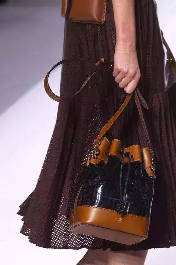 闺蜜买了个lv包,闺蜜新买房子邀我去做客