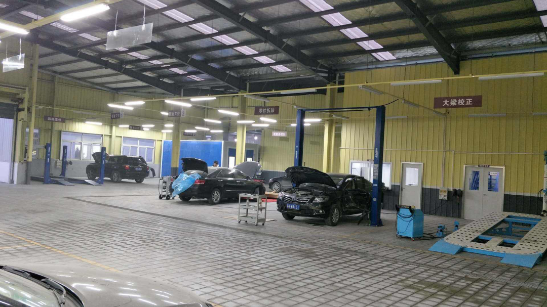 4s店卖一辆车到底赚多少钱,4s店一般一个月能卖多少台车