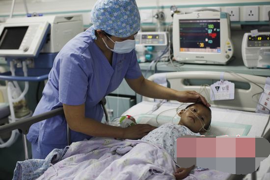 小孩吞了纽扣电池进入小肚子,宝宝误吞纽扣电池能拉出来吗