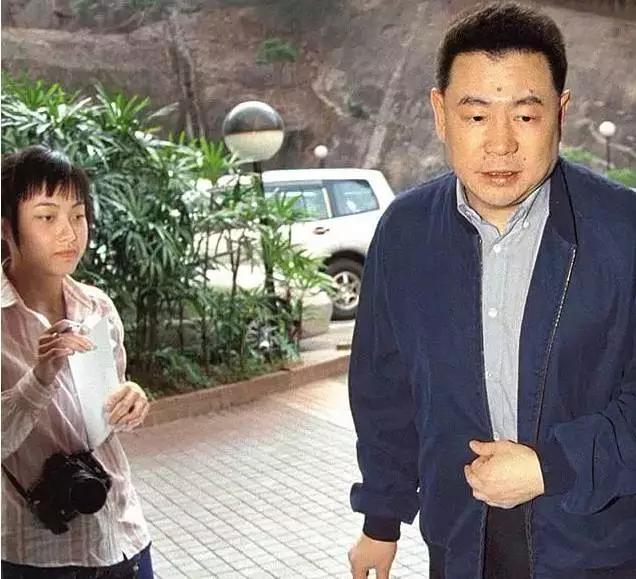 香江传奇：黑皮凸嘴小娱记如何逆袭仪态端庄女首富？