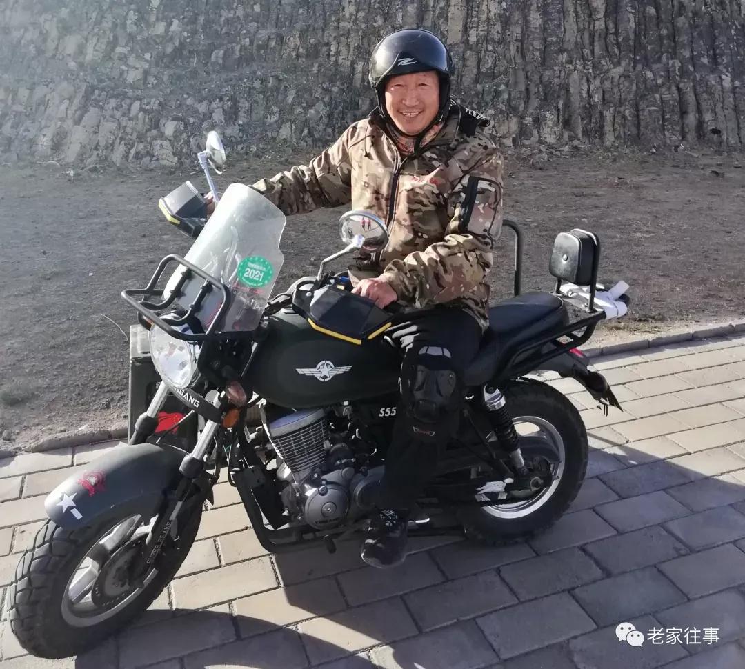 骑摩托车去旅行,拉着摩托车去旅行