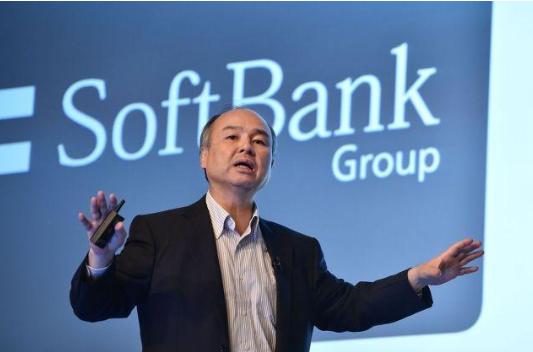 骑在马斯克头上的男人,骑在马斯克肩上的人