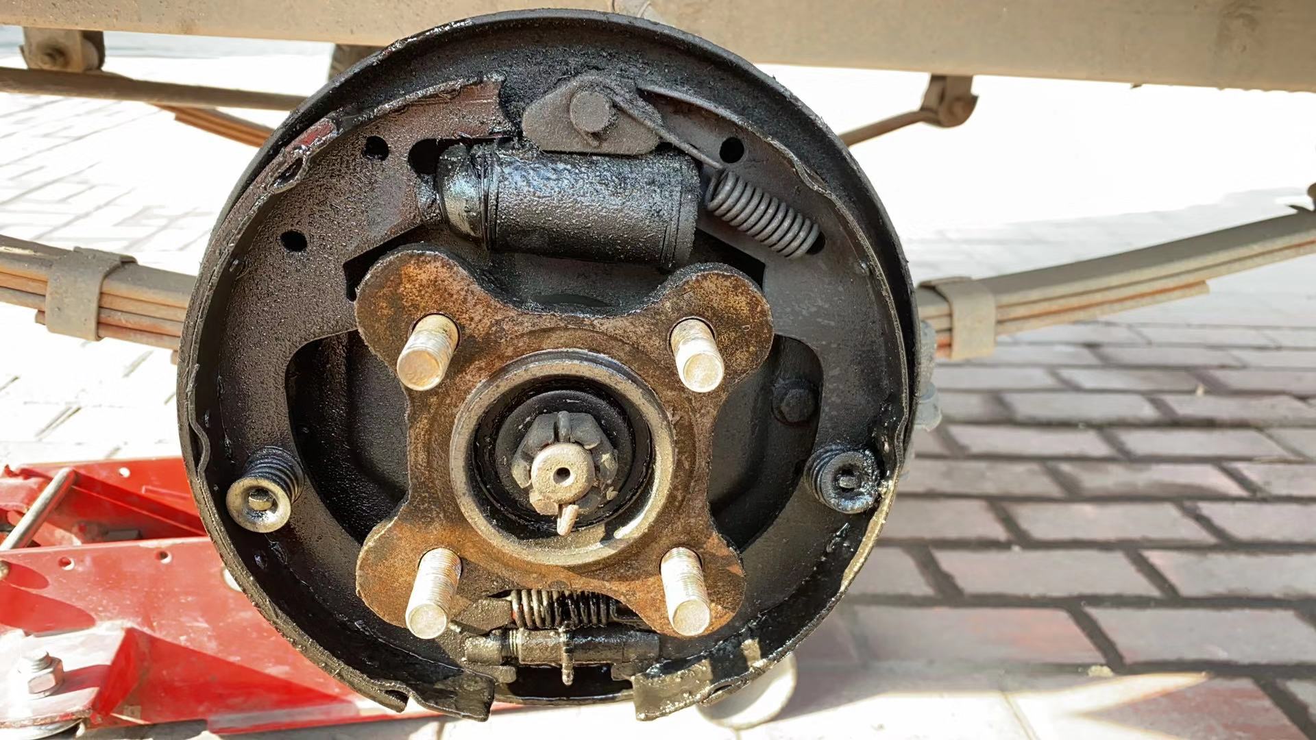 刹车片才磨损一点就刹不住了,刚换刹车片为什么刹不住车