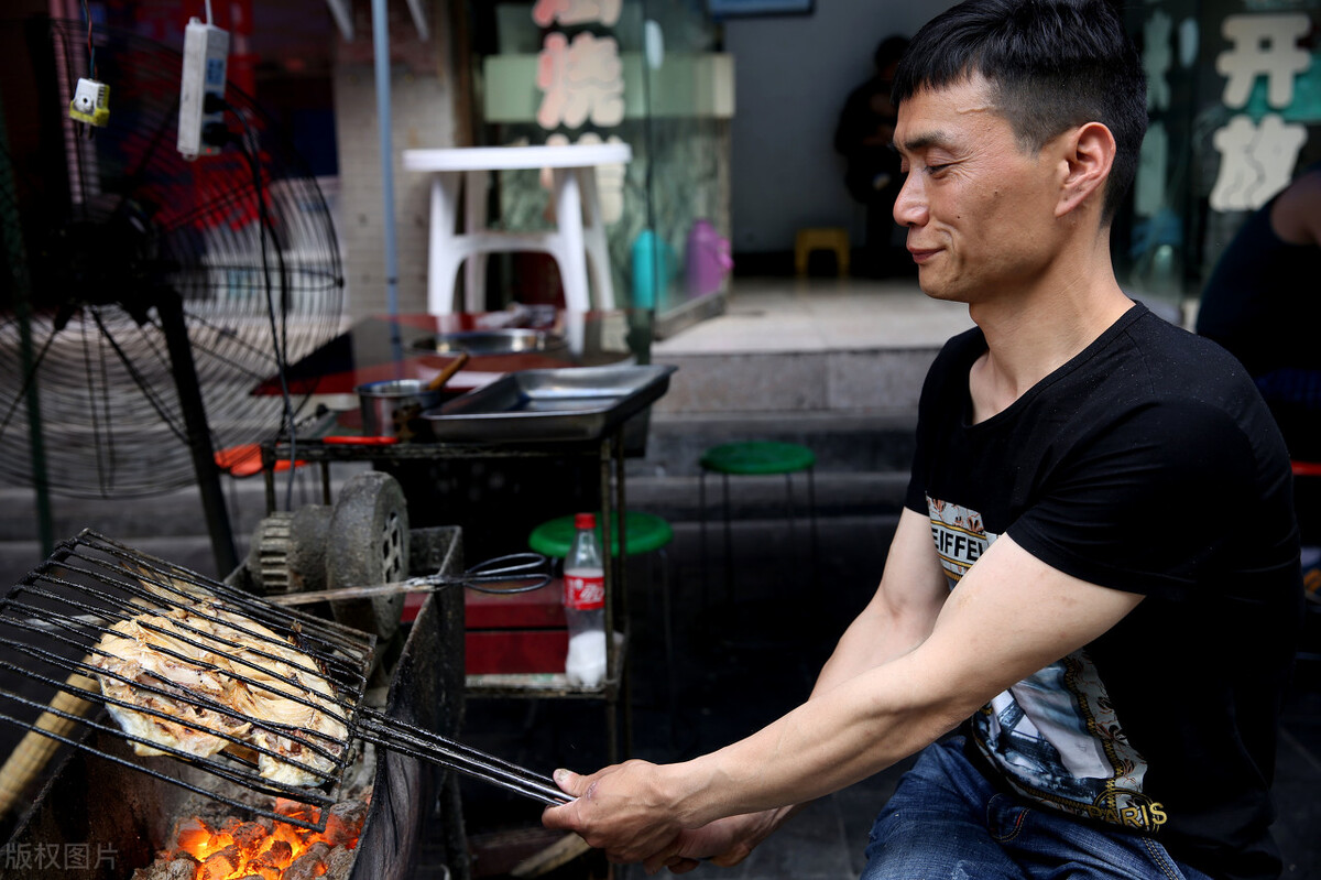 万州李老板开烤鱼店,“烤鱼免费不要钱”,一年盈利115万