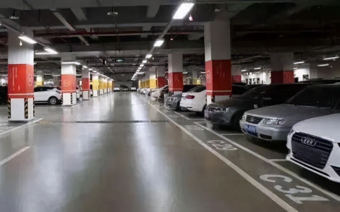 如何选择车位才是最好的,两车位两边柱子选车位技巧