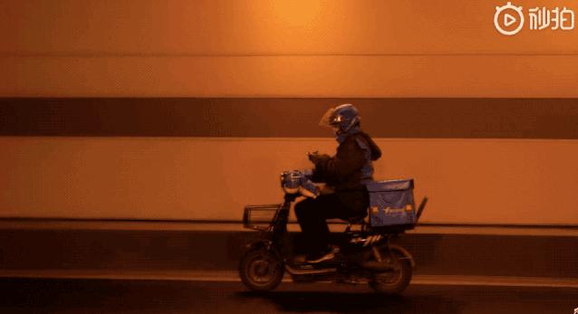 外卖小哥一路狂飙为顾客送药,外卖小哥放弃送餐送医生