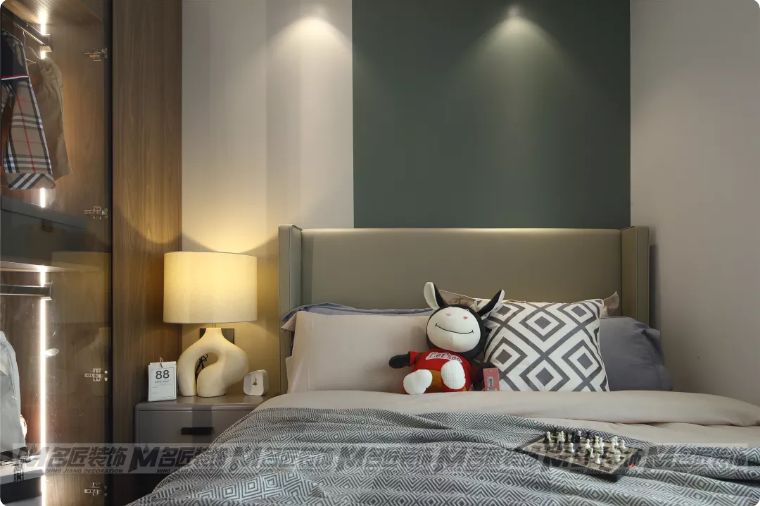 有钱人看不上眼的横厅，在他这里却变成了贵气的中式宫廷