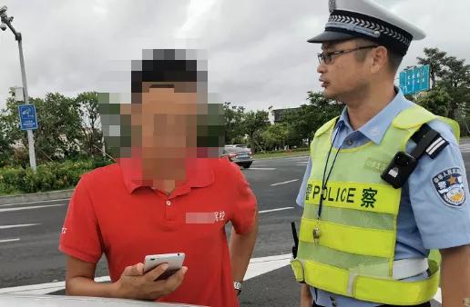 斗门某驾校教练打尖插队，给学员做反面教材，声称怕学员考试迟到！