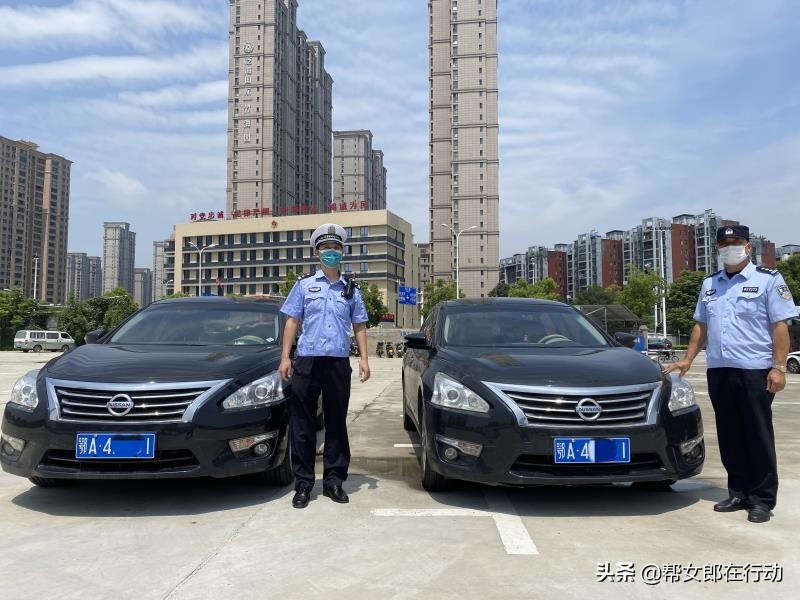 两车并排高速行驶武汉交警 (交警查获两地轿车)