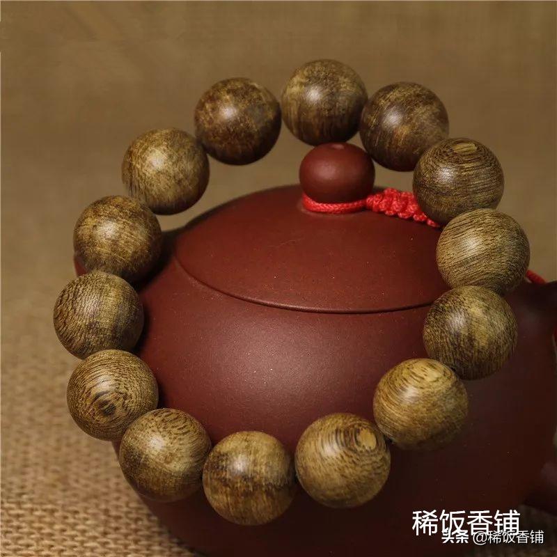 沉香手串戴左手还是右手,男士沉香手串戴左手还是右手