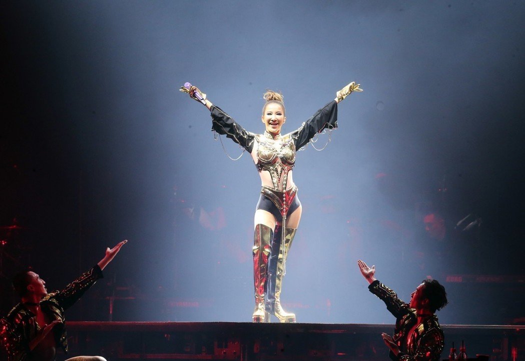 李玟发新照大秀好身材,42岁李玟晒沙滩照如少女