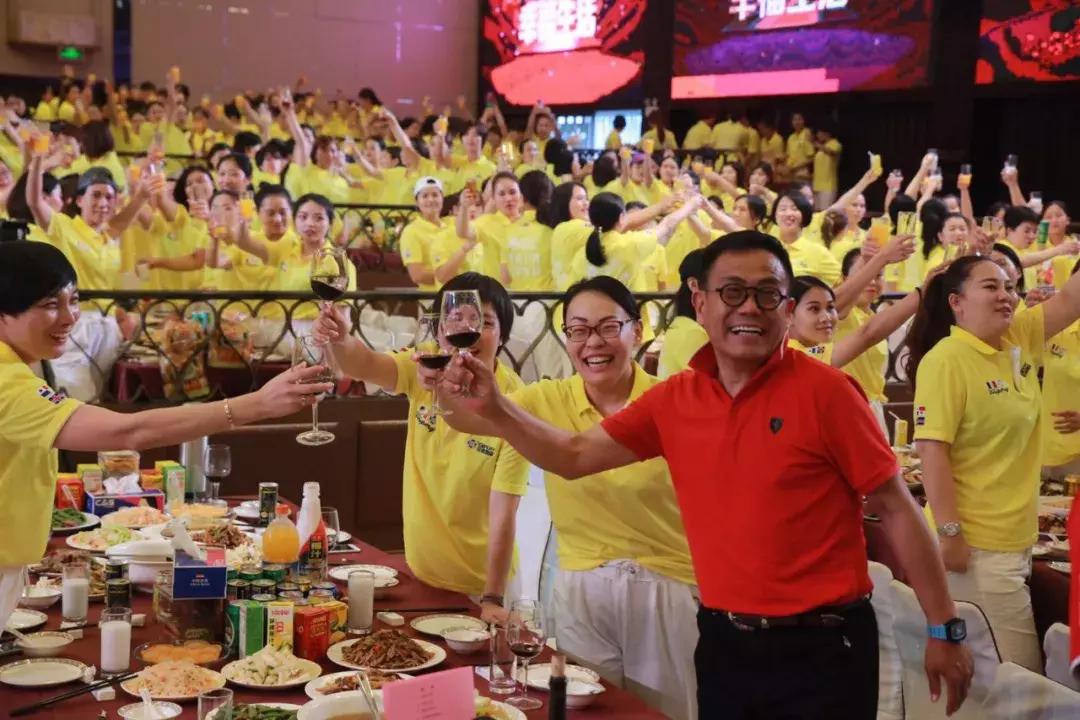 巨邦快乐集结号丨看见了，其中一艘游艇上，是我们的船长大舅哥