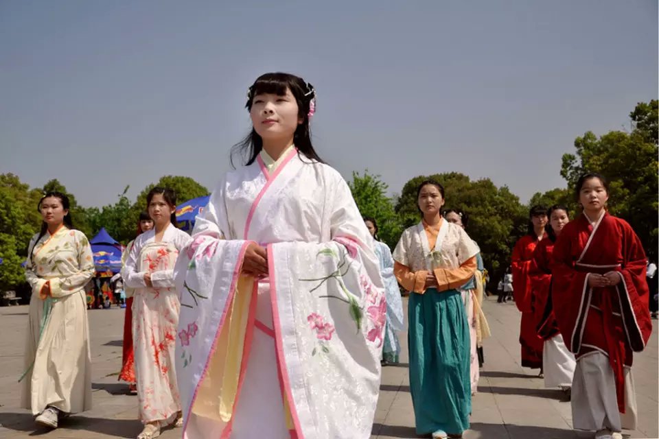 浅谈汉服与中国传统文化,汉服文化存在问题英语