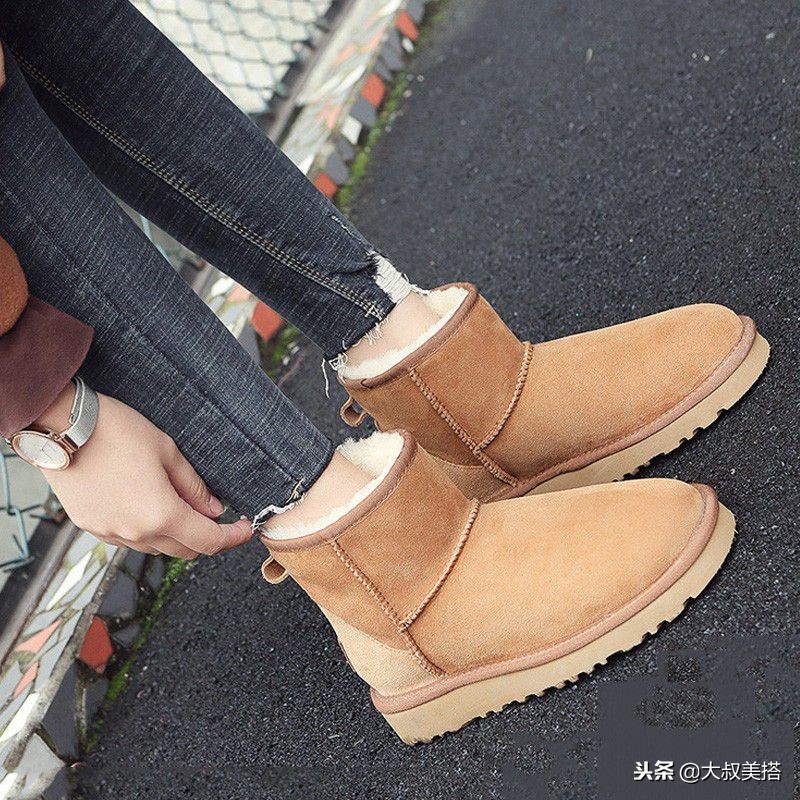 女人冬天雪地靴,矮个子女生冬天适合穿哪种雪地靴