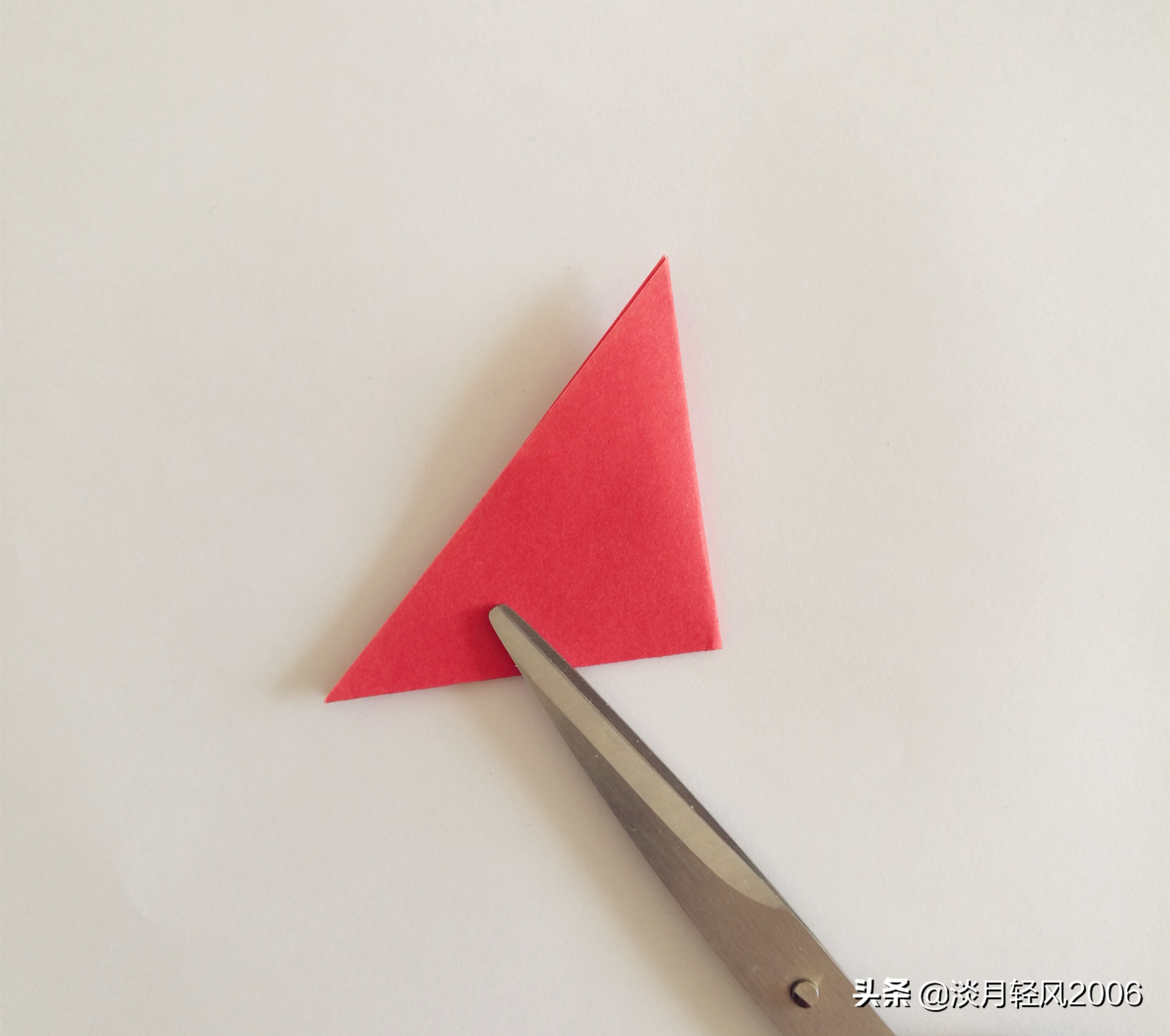 正方形星空卡纸爱心卷轴折法,简单有趣的卡纸折心