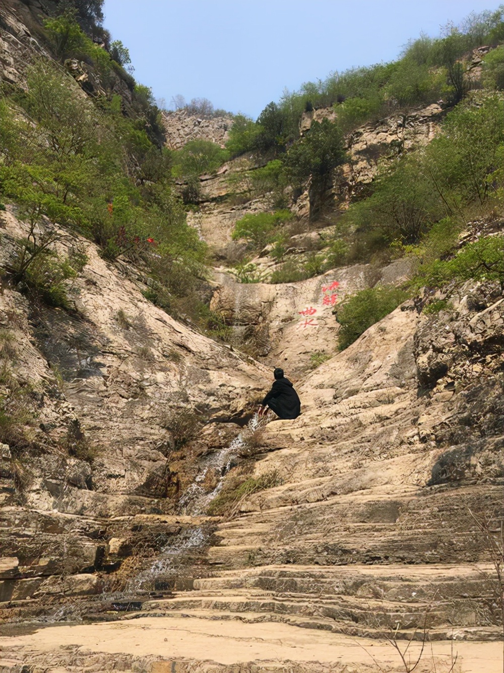 登千年古道梯子崖,攀登梯子崖