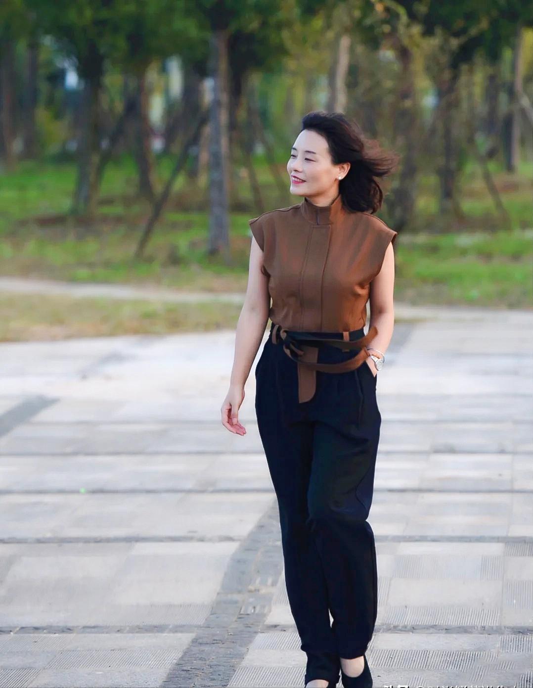 中年女性穿衣风格有哪些,中年女性怎么穿搭才时尚