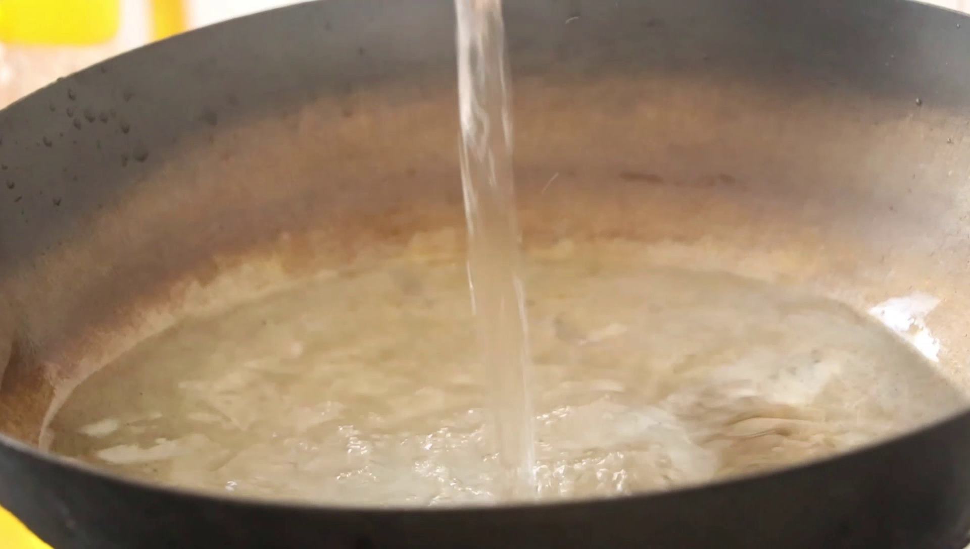 想吃凉粉汤汁咋做,怎么样做凉粉又软又好吃