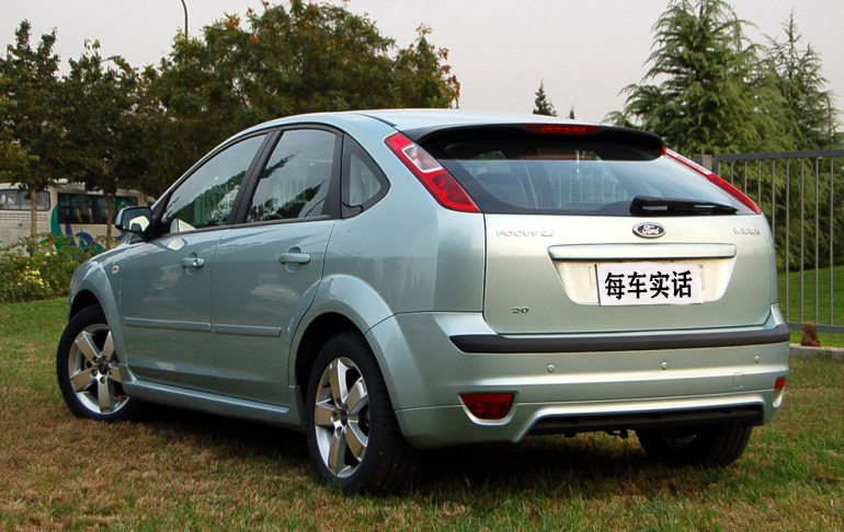 福克斯两厢2.0自动豪华运动,运动款福克斯与普通版的区别