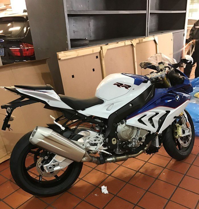 机车是男人的“回*药春**”，我提了宝马RR，老婆说我变了个人似的