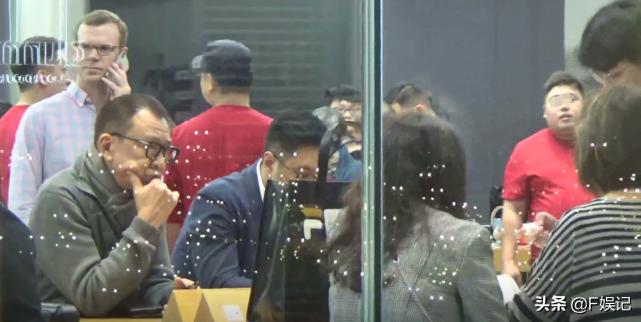 一家四口逛街陪女儿买手表71岁许绍雄忙着不停按手机