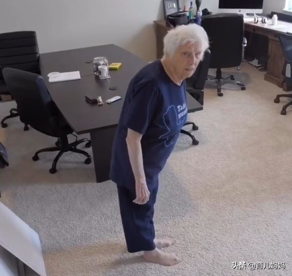 93岁奶奶恶搞27岁孙子一夜爆红！千万网友实力围观：奶奶太坑了！