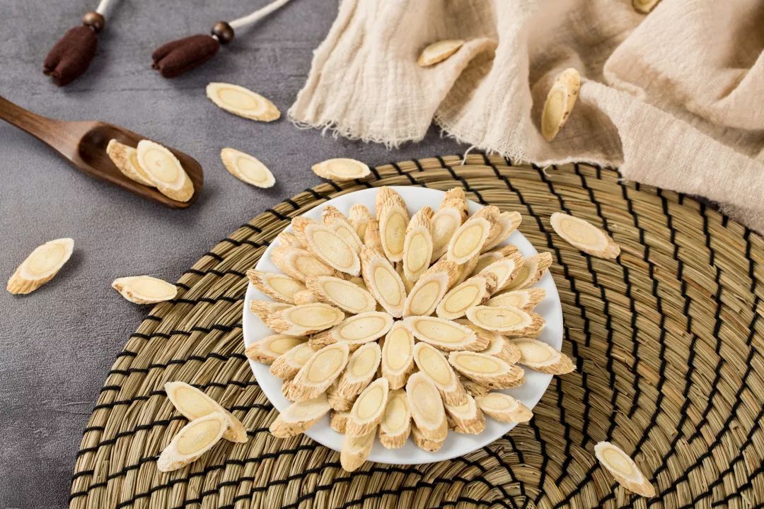 黄芪枸杞泡水养生吗,黄芪四季搭配正确方法