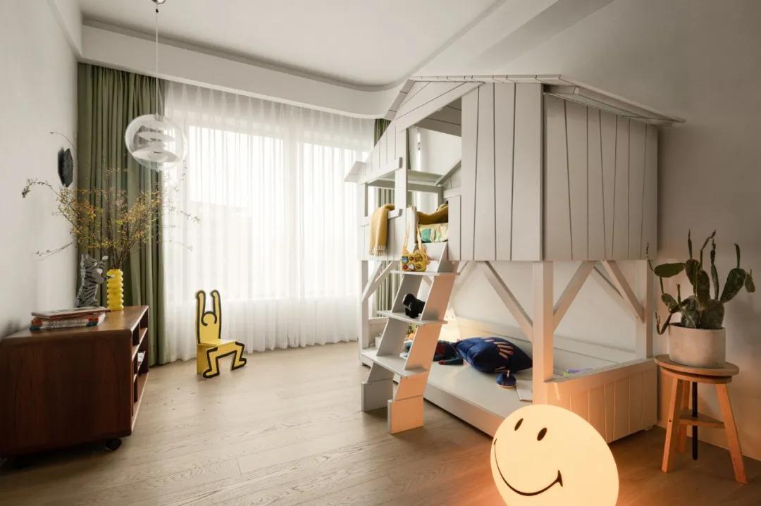 她从欧洲背回月球灯，“明明如月，何时可掇”，把家变成了艺术馆