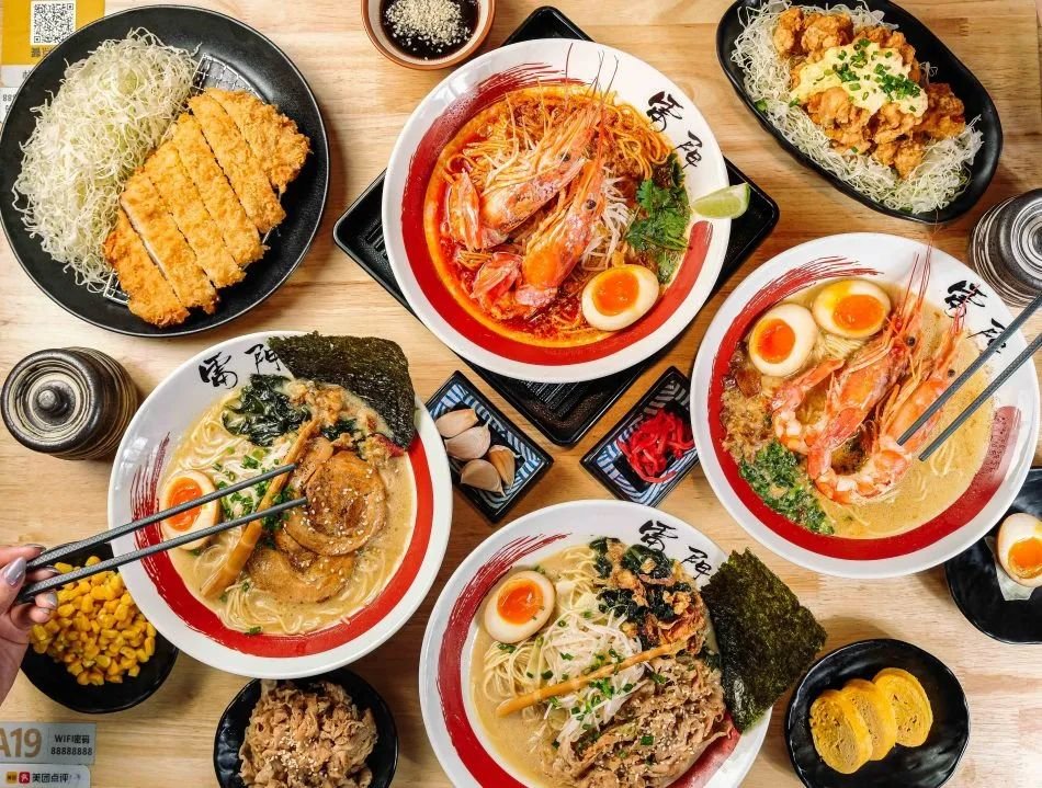 汤底浓郁的汤面,汤底浓厚