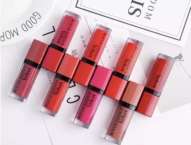 怎么让嘴唇涂完口红后显得很水润,嘴唇比较厚口红怎么涂