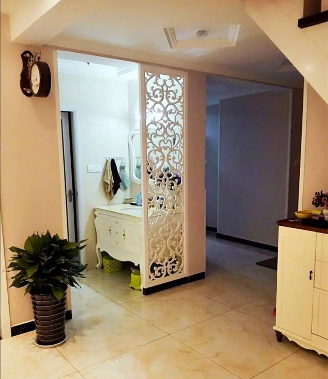 入户门对着客厅隔断墙怎么装修,入户门对着阳台隔断怎么做最便宜