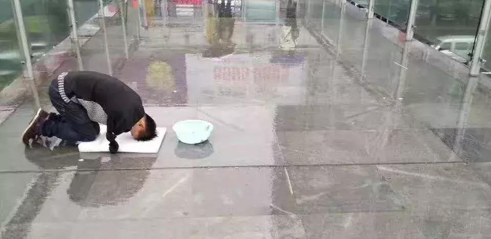 「真实故事」杂货铺老板创业进山卖衣服，却落得在寺庙乞讨