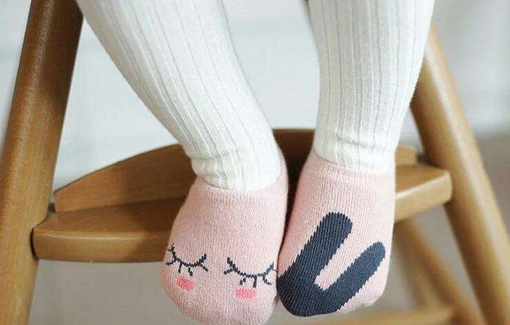 宝宝赤脚还是穿袜,宝宝应该穿学步鞋还是袜子