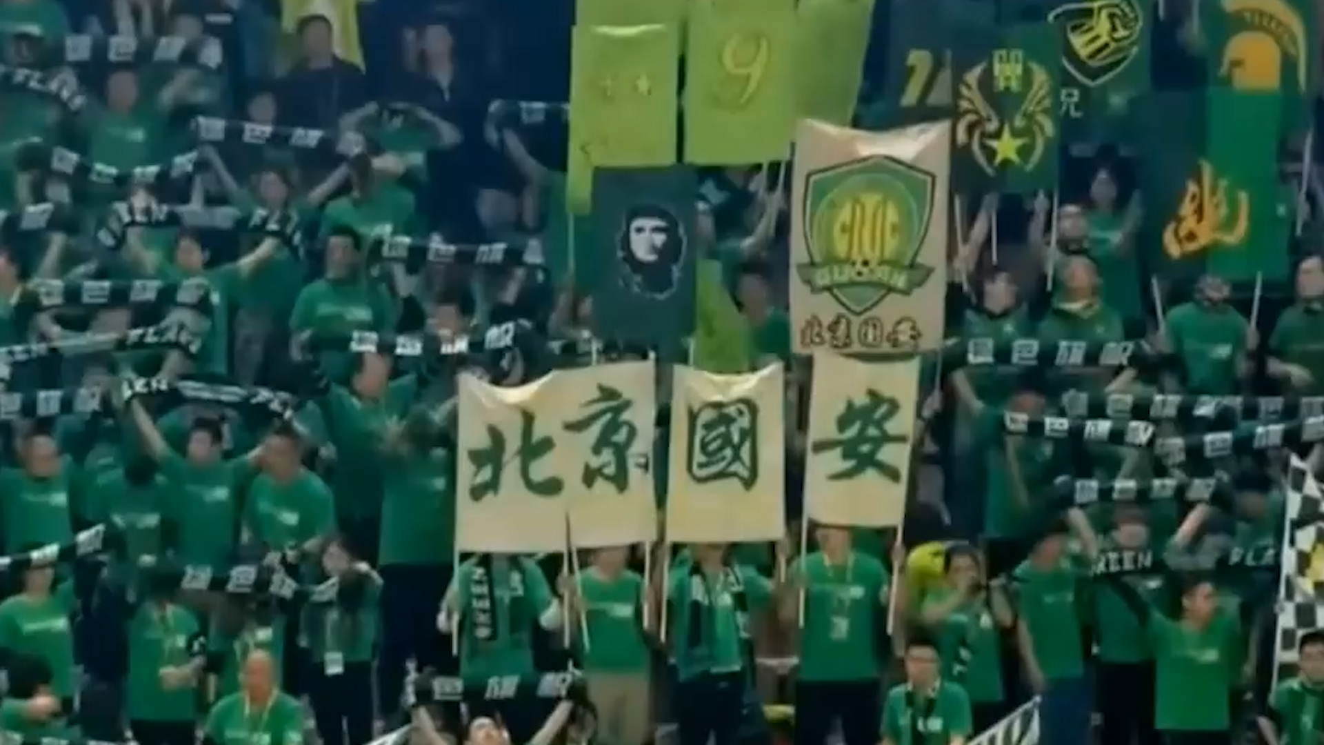 岳云鹏向男足道歉，高峰被国安粉丝堵，女足胜利后德云社争议不断