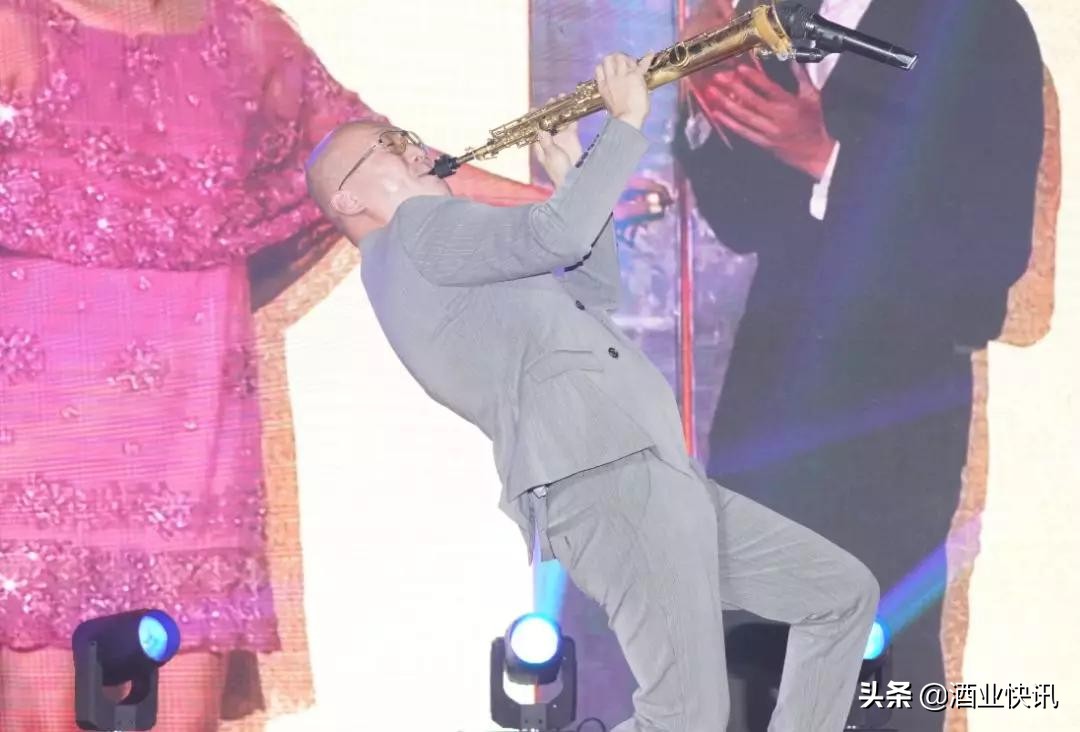 老歌老酒老字号，彩陶坊之夜群星晚会璀璨绽放