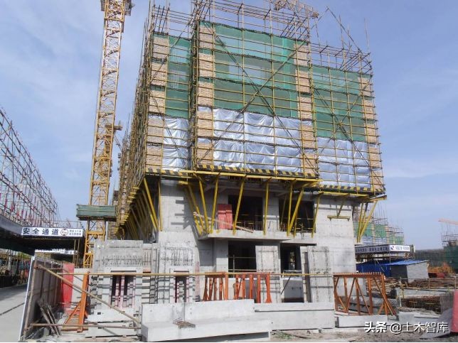 土建安装装饰工序穿插,土建同步穿插施工视频