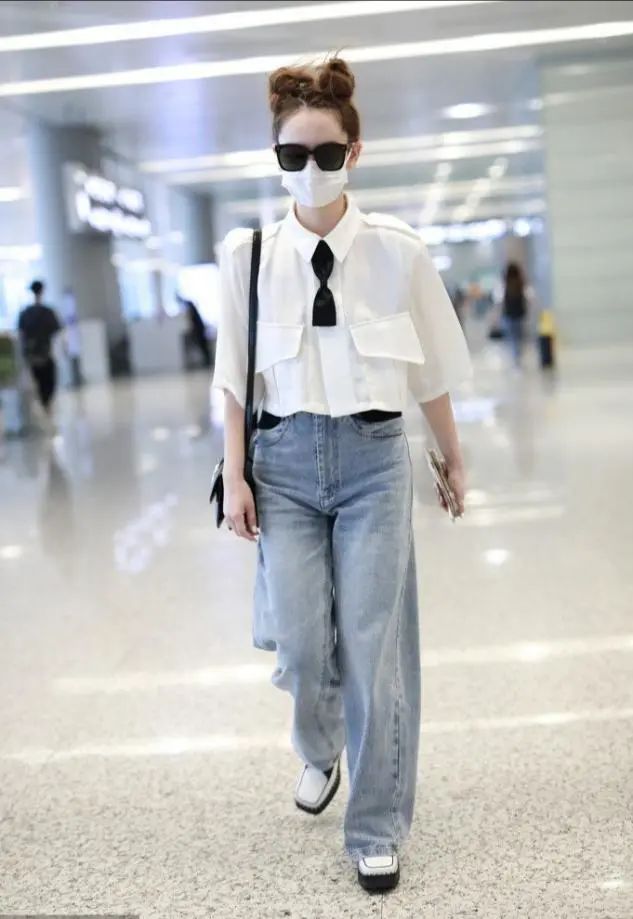 戚薇太个性,嫌领带太长直接剪一半,双丸子头炸毛了