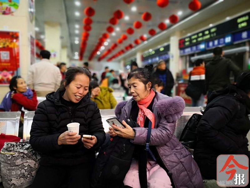 春运暖心服务汽车站,春运首日列车送福温暖旅客回家路