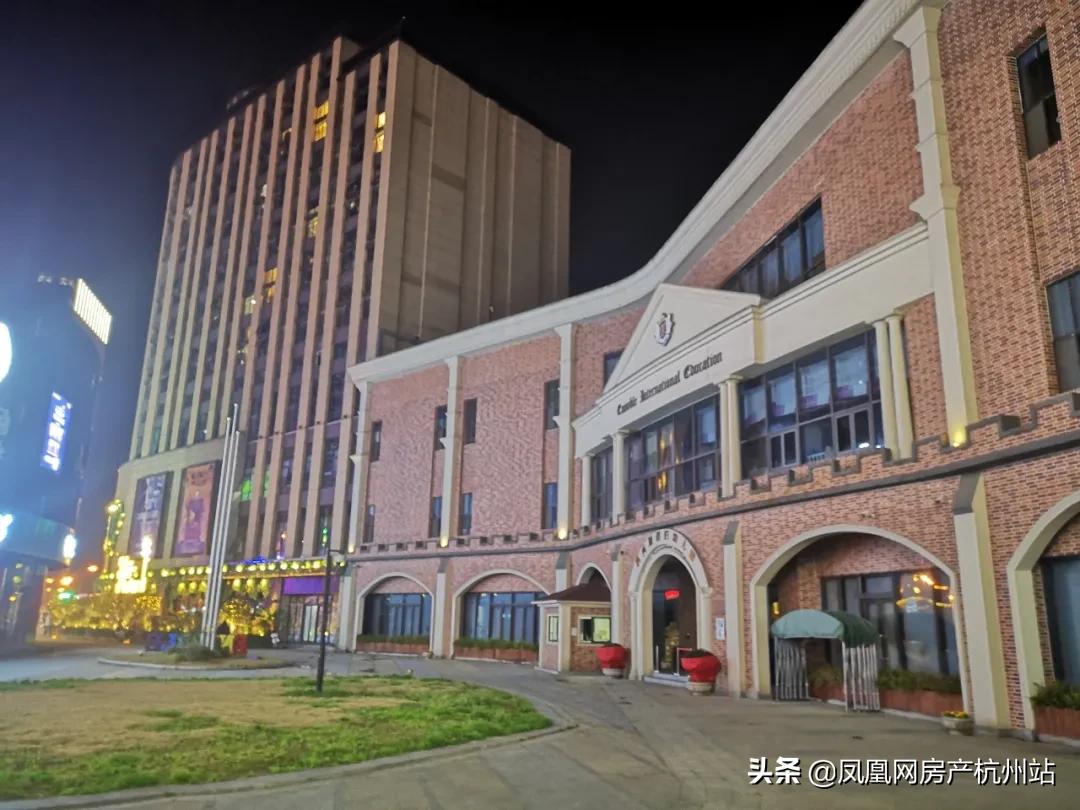 一边直追北上广，一边无人问津，综合体大年的小商业还好吗？